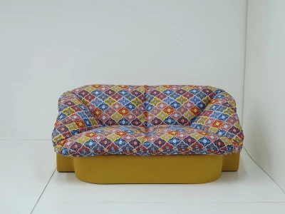 Безкаркасний диван з візерунчастою оббивкою та жовтою основою