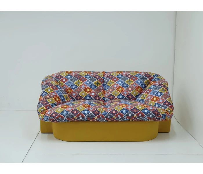Безкаркасний диван з візерунчастою оббивкою та жовтою основою
