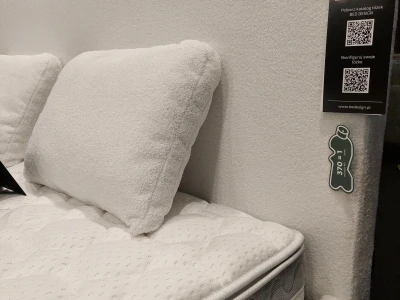 Кровать с мягким изголовьем округлой формы