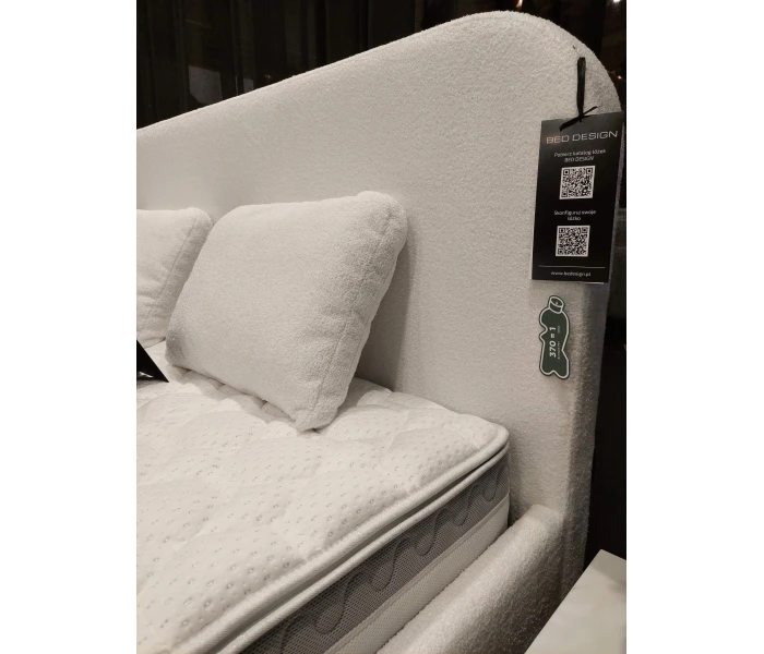 Ліжко з м'яким узголів'ям округлої форми