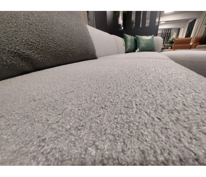 Елегантний збірний диван із м'якими контурами