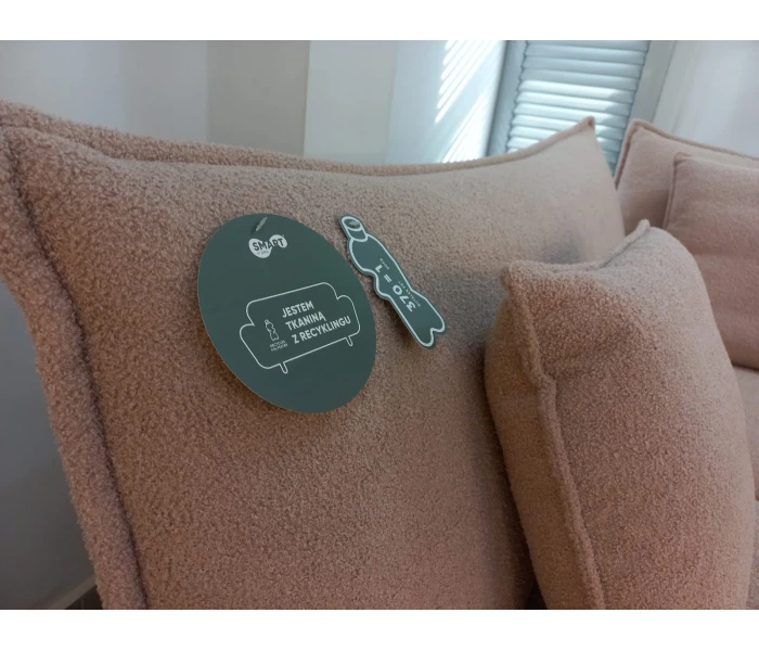 М'який кутовий диван із фігурними підлокітниками