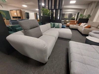 Элегантный сборный диван с мягкими контурами