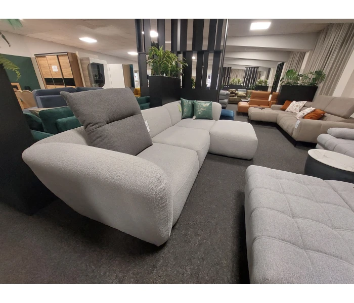 Елегантний збірний диван із м'якими контурами