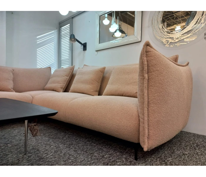 М'який кутовий диван із фігурними підлокітниками