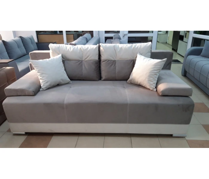 Прямой диван с контрастной обивкой и низкими подлокотниками