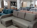 Стильный угловой диван в сером цвете с плавными линиями