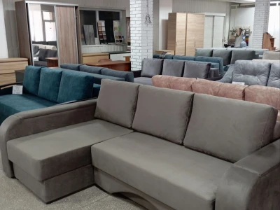 Стильный угловой диван в сером цвете с плавными линиями