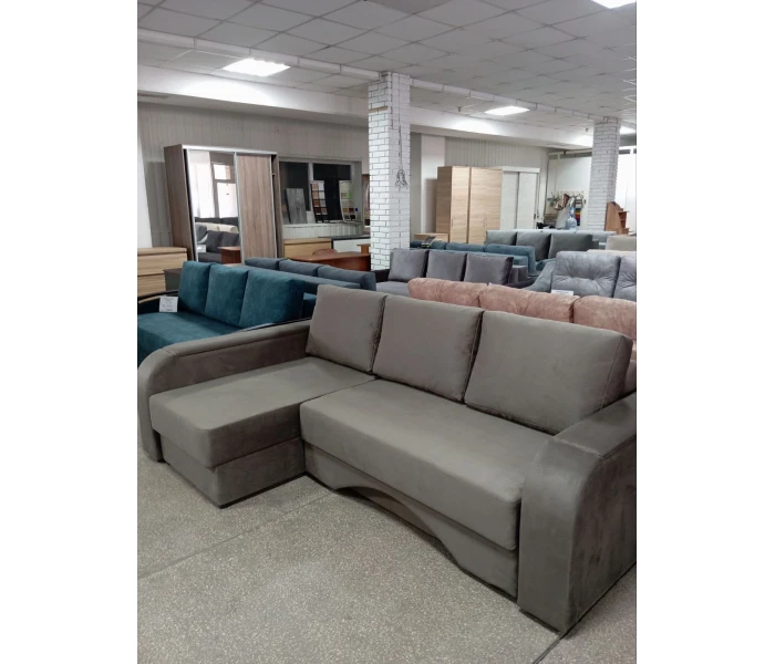 Стильный угловой диван в сером цвете с плавными линиями