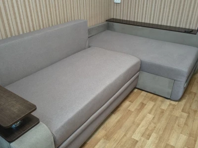 Кутовий диван-трансформер з інтегрованою меблевою фурнітурою