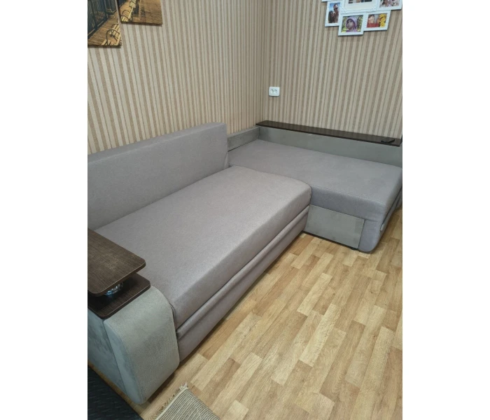 Кутовий диван-трансформер з інтегрованою меблевою фурнітурою