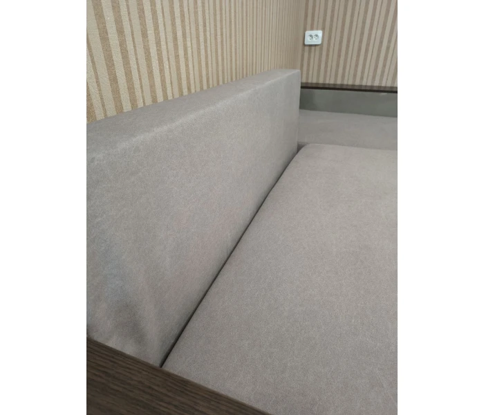 Кутовий диван-трансформер з інтегрованою меблевою фурнітурою