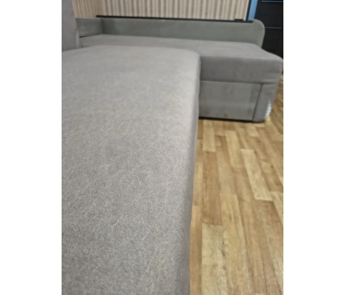 Кутовий диван-трансформер з інтегрованою меблевою фурнітурою