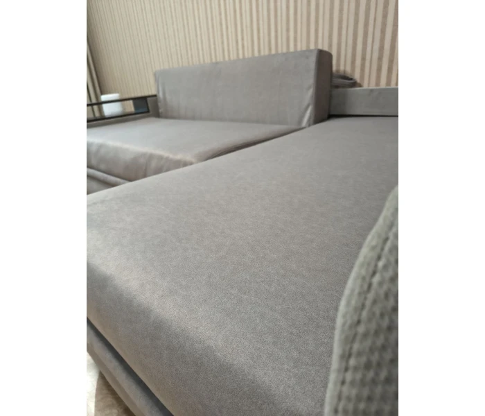 Кутовий диван-трансформер з інтегрованою меблевою фурнітурою