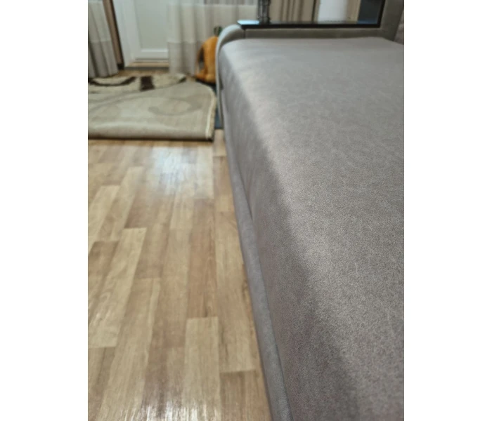 Кутовий диван-трансформер з інтегрованою меблевою фурнітурою