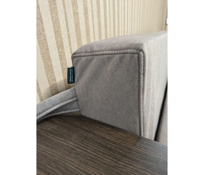 Кутовий диван-трансформер з інтегрованою меблевою фурнітурою