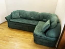 Класичний кутовий диван у глибокому зеленому відтінку