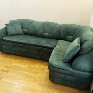 Классический угловой диван в глубоком зеленом оттенке