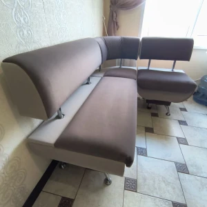 Угловой кухонный диван мягкий велюровый с раздельной спинкой