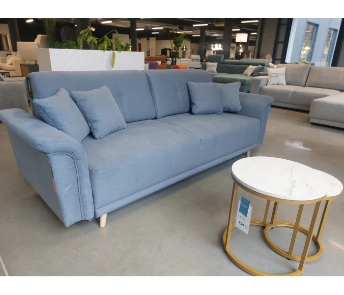 Блакитний диван із заокругленими підлокітниками