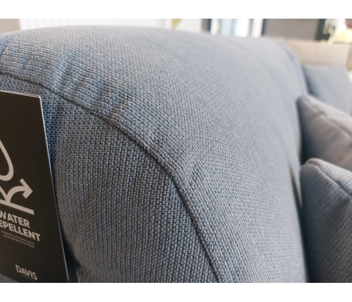 Блакитний диван із заокругленими підлокітниками