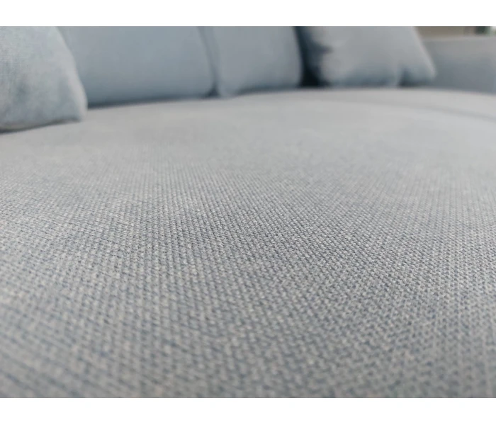 Блакитний диван із заокругленими підлокітниками