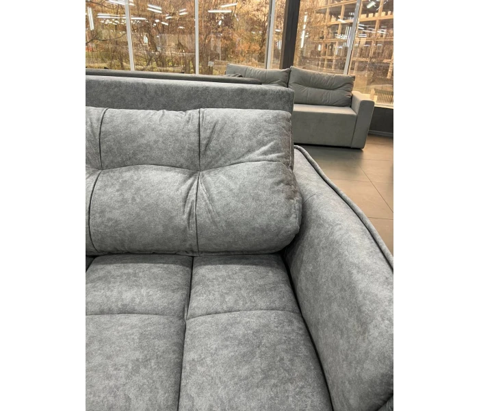 Серый диван с глубокой посадкой и объемной стеганой поверхностью