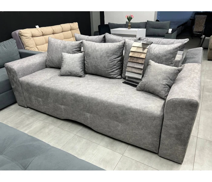 Прямой диван-кровать с декоративными подушками