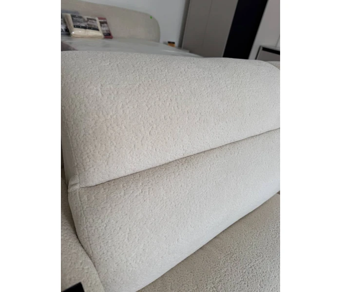 Модерн диван з широкими підлокітниками та фактурною оббивкою