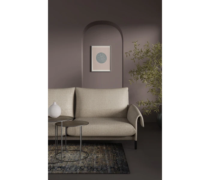 Элегантный диван с изогнутыми подлокотниками