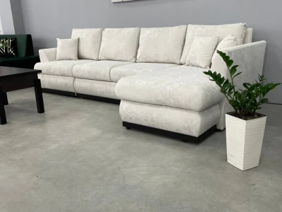 Современный угловой диван со светлой обивкой