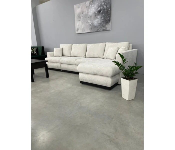 Современный угловой диван со светлой обивкой