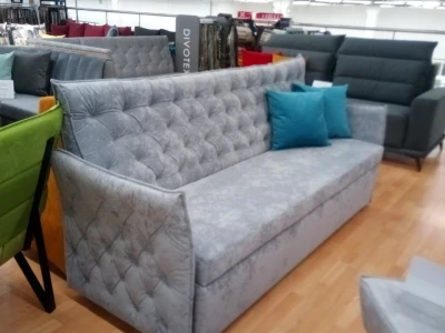 Прямой диван с каретной стяжкой на спинке и боковинах