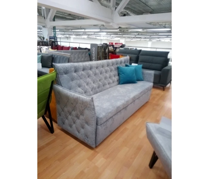 Прямой диван с каретной стяжкой на спинке и боковинах