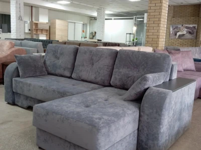 Серый угловой диван с подлокотником-столиком