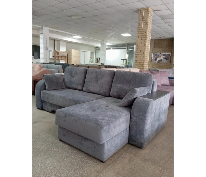 Серый угловой диван с подлокотником-столиком