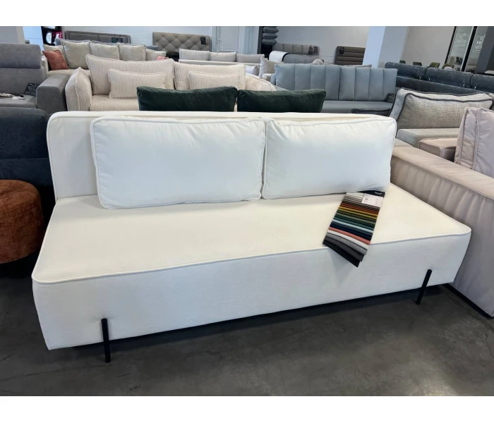 Компактный белоснежный диван-кровать на тонких ножках