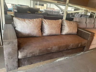 Коричневый диван с функциональными подлокотниками