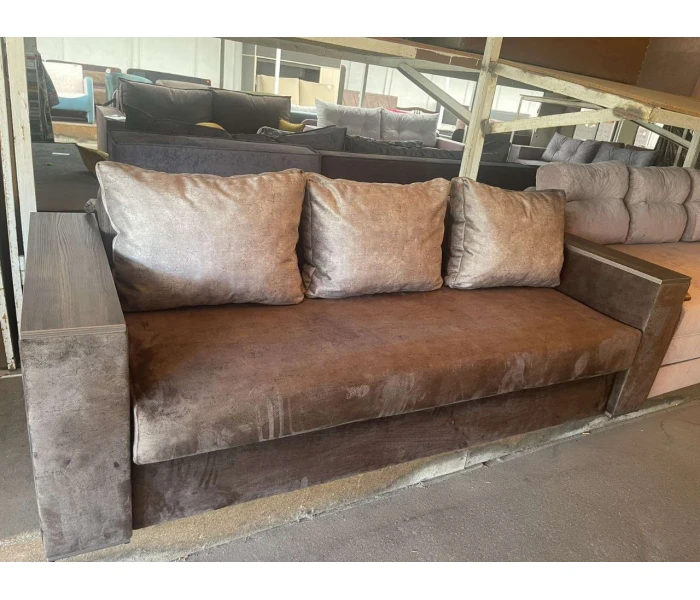 Коричневый диван с функциональными подлокотниками