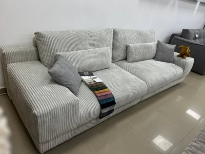 Диван прямой трехместный с подлокотниками-валиками и декоративными подушками