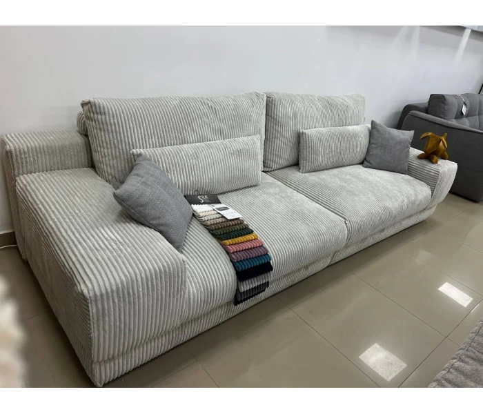 Диван прямой трехместный с подлокотниками-валиками и декоративными подушками