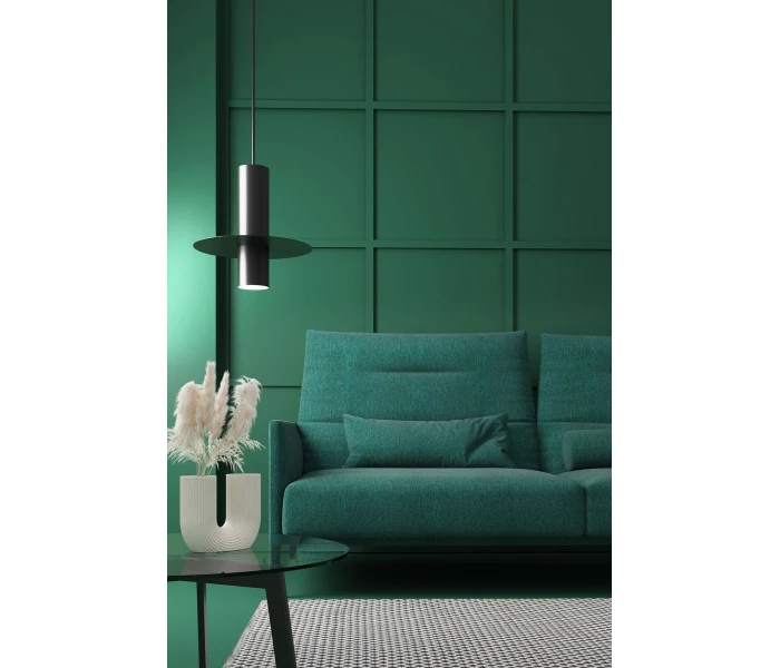 Зелений диван з високою спинкою та горизонтальною прострочкою