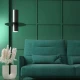 Зелений диван з високою спинкою та горизонтальною прострочкою