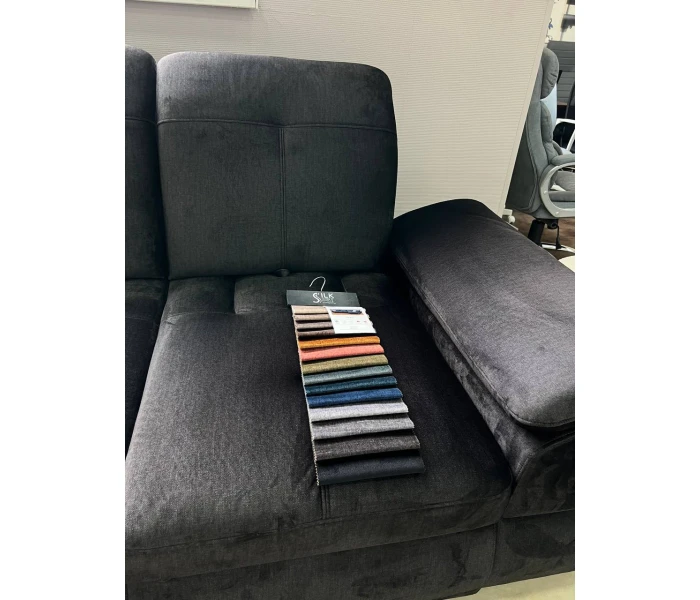 Массивный угловой диван в угольном велюре с регулируемыми подголовниками