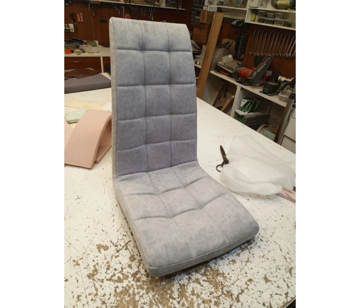 Оновлення крісла з високою спинкою та декоративною квадратною піковкою