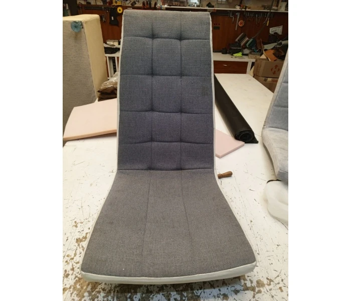 Оновлення крісла з високою спинкою та декоративною квадратною піковкою