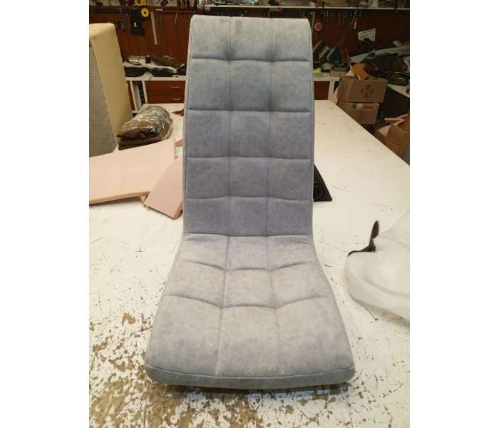 Оновлення крісла з високою спинкою та декоративною квадратною піковкою