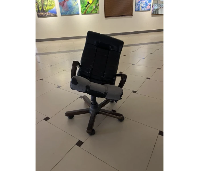 Реставрація офісного крісла з заміною оббивки