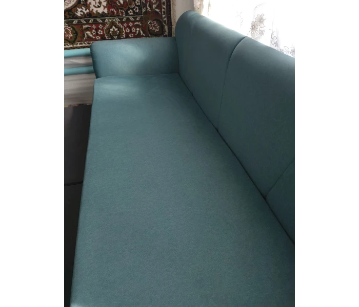 Перетяжка розкладного дивана з дерев'яним декором