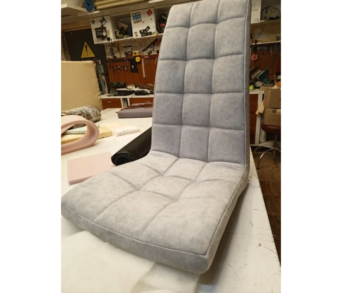 Оновлення крісла з високою спинкою та декоративною квадратною піковкою